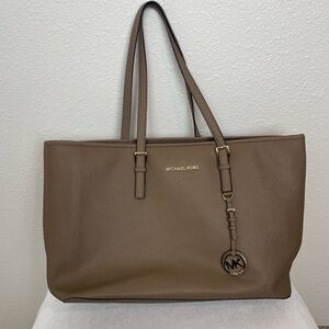 Micheal Kors jet set tote